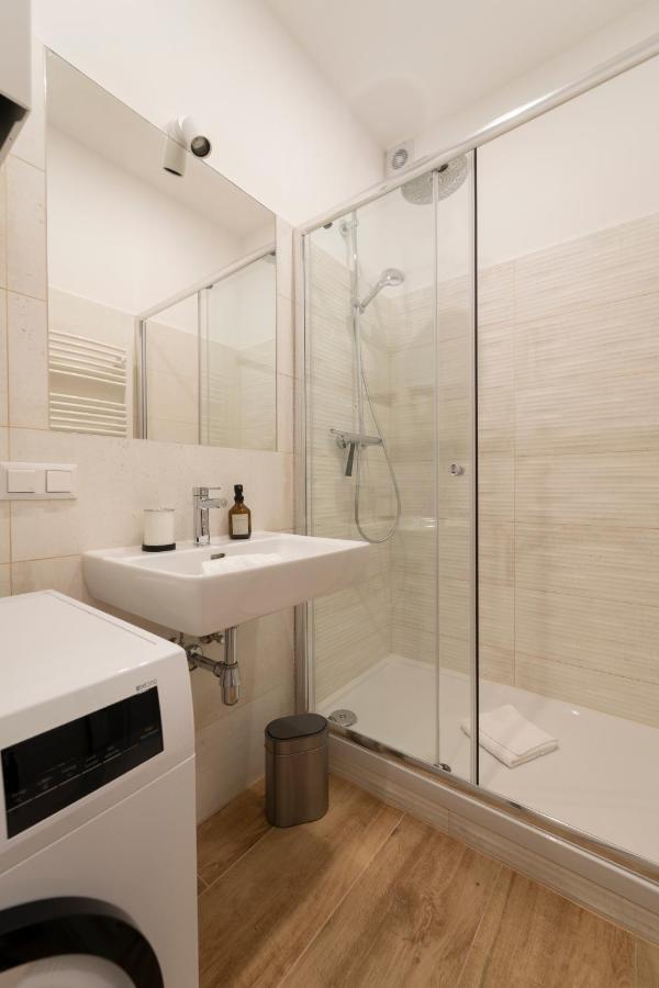 Josef's I Comfort I Metro Access Apartment